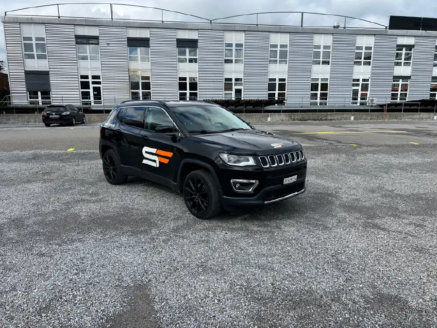 Fahrzeugbeschriftung schwarzen Jeep mit SF Logo